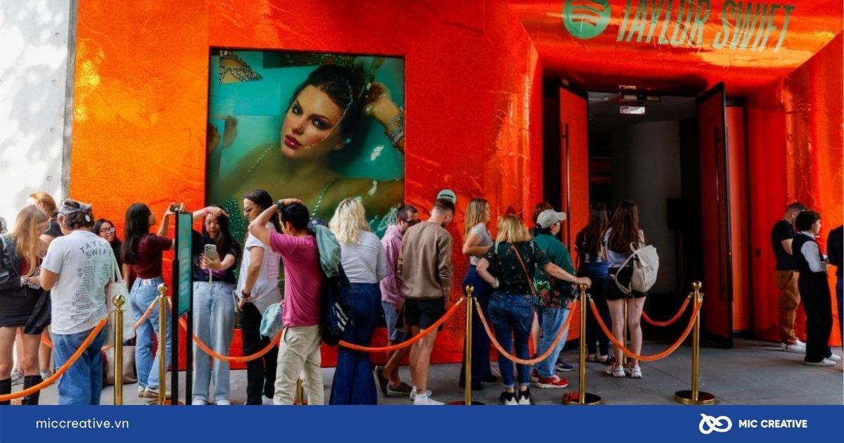 Fan xếp hàng tại buổi công chiếu của Taylor Swift